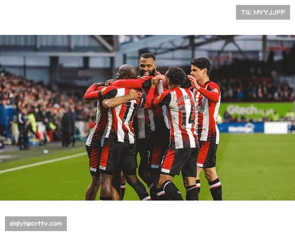 特写：布伦特福德门将拉亚手抛球直接发动进攻，助攻托尼完成超远距离吊射